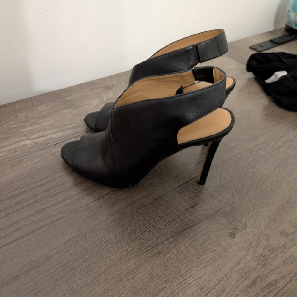 Jessica Simpson Elegant Black Peep-Toe Heels